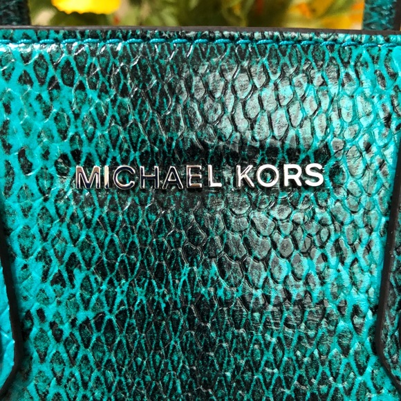 MICHAEL KORS Mercer Embossed Med Messenger - Picture 5 of 7